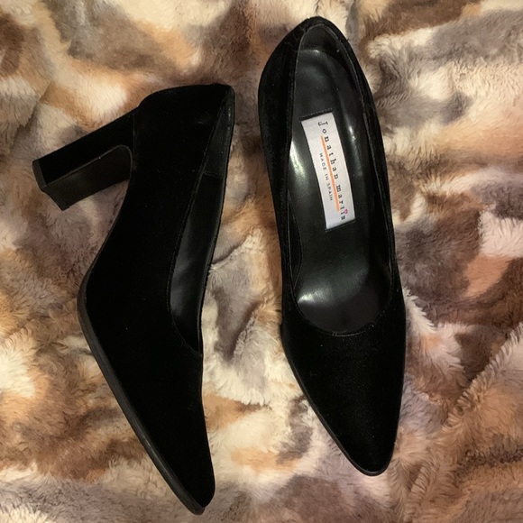 JONATHAN MARTIN Velvet Heels — 7 - Picture 4 of 14